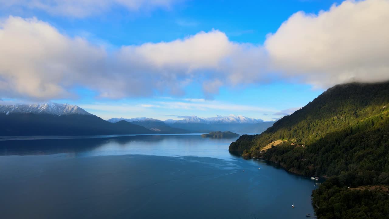 vista aérea del lago todos los santos en el sur de chile en un día nublado