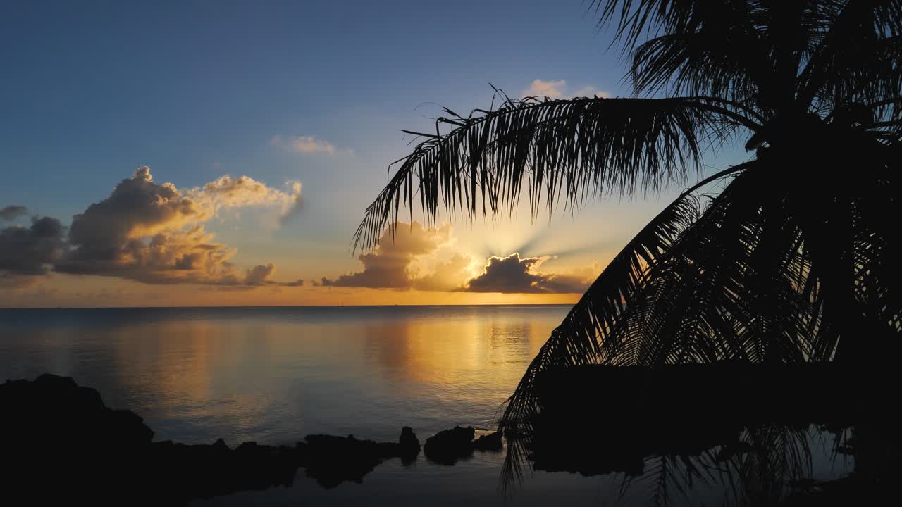 hermosa y relajante puesta de sol y cielo nocturno sobre la laguna de fakarava, polinesia francesa, océano pacífico sur con reflejos en la superficie del agua tranquila