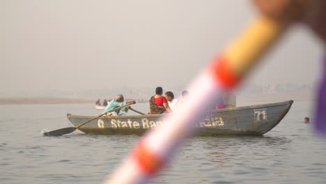 pequeño bote de remos en el río ganges