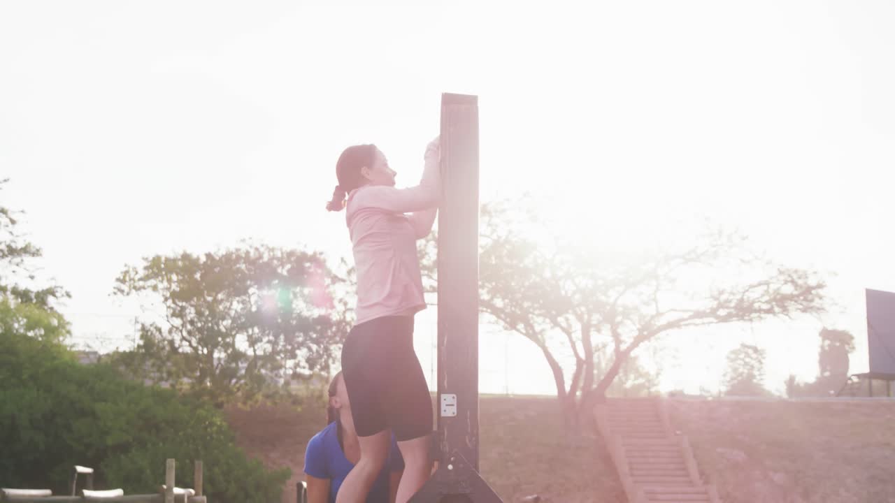 amigas disfrutando de hacer ejercicio en el campamento de entrenamiento juntas
