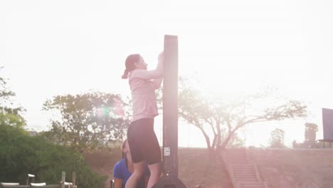 Amigas-Disfrutando-De-Hacer-Ejercicio-Juntos-En-El-Campo-De-Entrenamiento