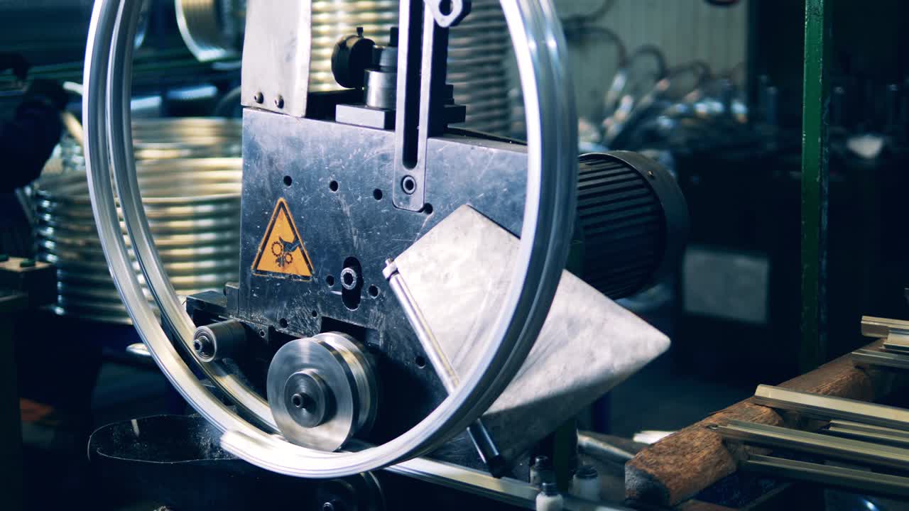 공장에서 일하는 자전거 림 형성 기계