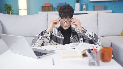 estudiante que ve mejor con gafas.
