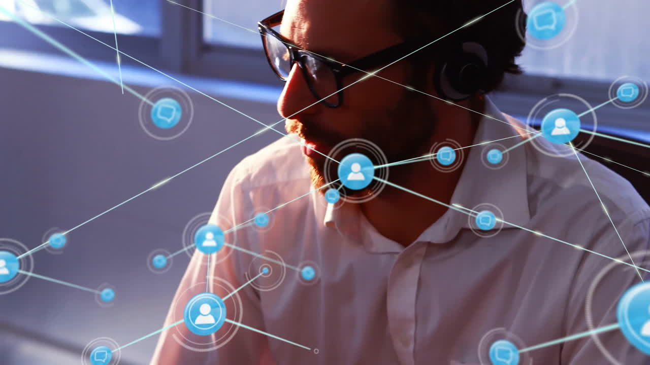 conexiones de red y animación de comunicación sobre el hombre que usa auriculares en la oficina