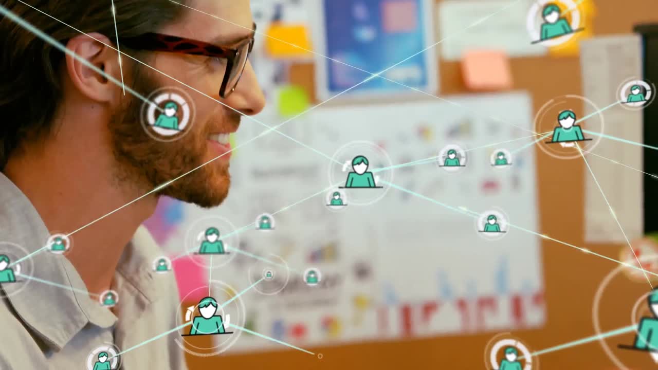 animación de la red de perfiles sobre el hombre caucásico sonriendo mientras usa la tableta gráfica en la oficina