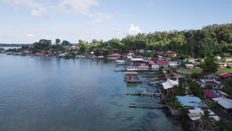 vista aérea de la pintoresca costa de la isla de bastimentos en panamá, con casas vibrantes y exuberante vegetación junto al agua