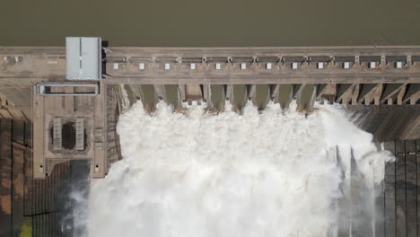 la antena se eleva lentamente desde la espectacular represa hidroeléctrica que libera agua de inundación