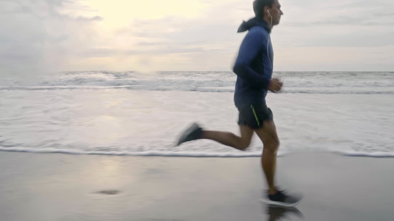 hombre haciendo ejercicio de jogging en la playa