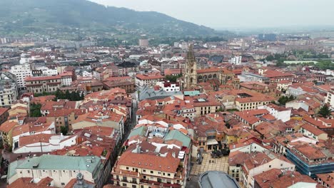 Oviedo-Stadt-Spanien-Aufsteigende-Drohne,-Luftaufnahme