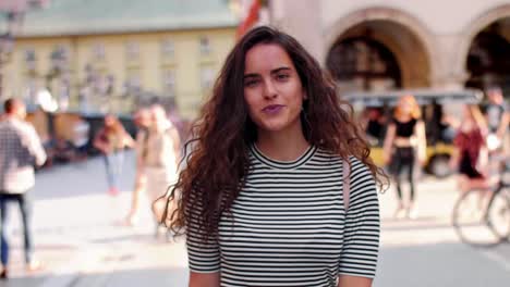 mujer en la calle de la ciudad