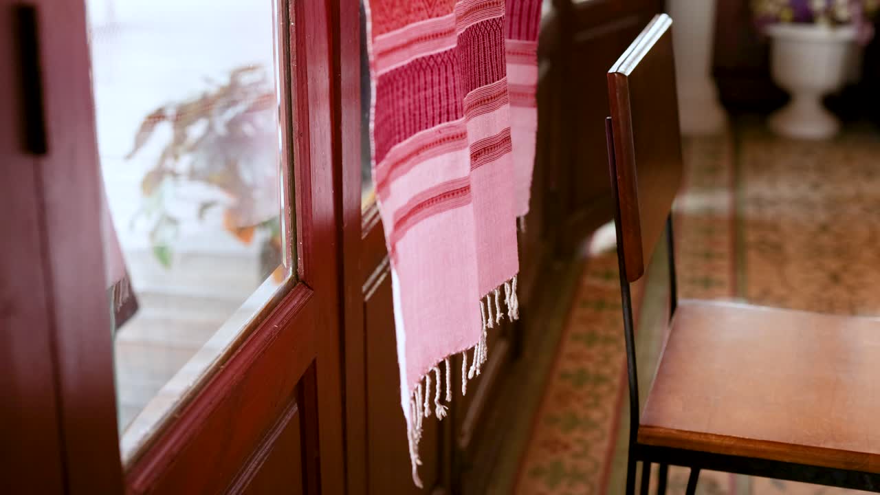 핑크색 커튼이 부드럽게 불고 있는 나무 의자 에 아한 인테리어