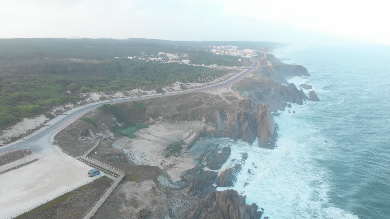 faro histórico en la costa del algarve en carvoeiro, portugal