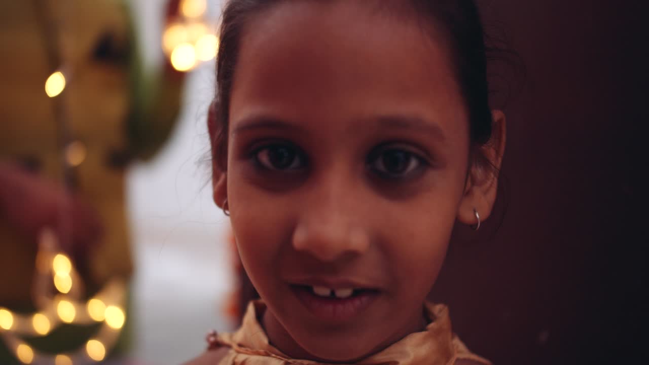 los padres jóvenes con la hija celebran decoran para el festival de diwali