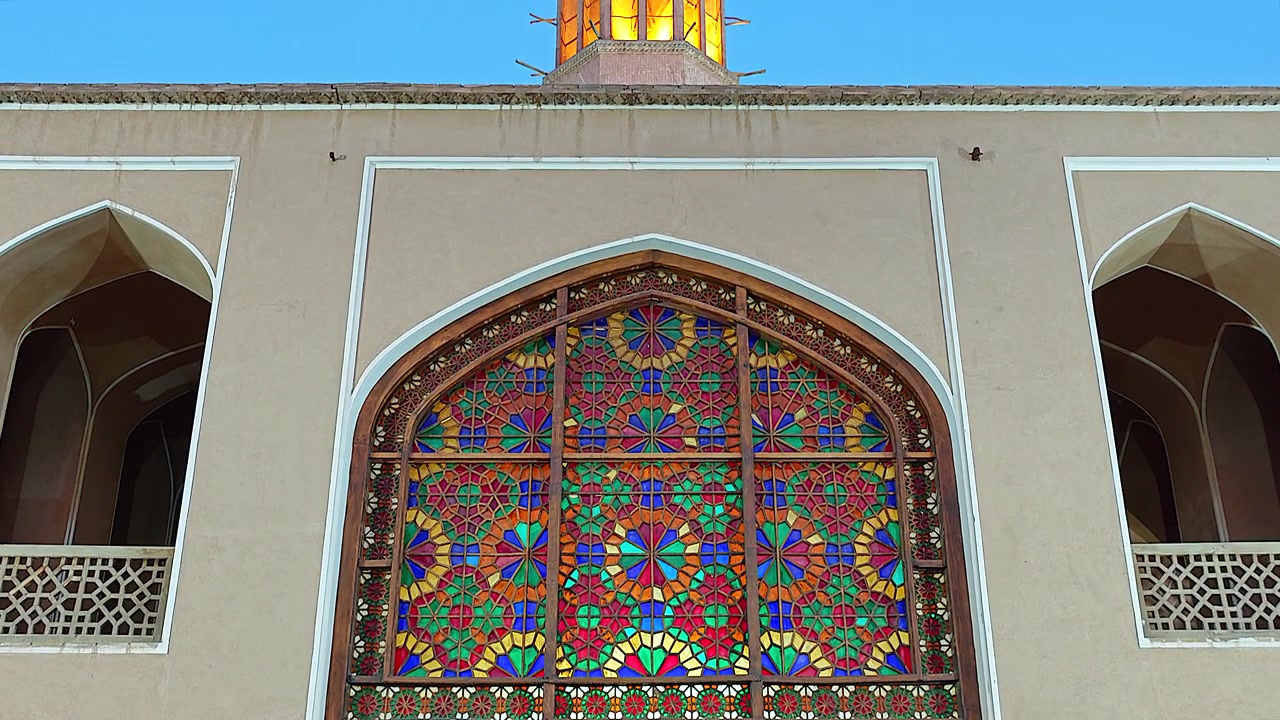Vetrate colorate e catturavento dell'architettura persiana tradizionale