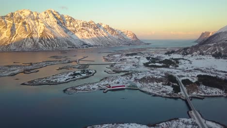 Norwegen-Ist-Ein-Land-Mit-Vielen-Brücken,-Denn-Durch-Den-Fjord-Findet-Das-Wasser-Seinen-Weg-Durch-Die-Berge-Und-Das-Land