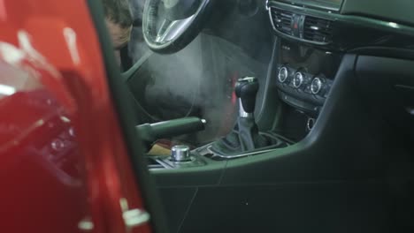 limpieza profesional de automóviles. lavado de sars. detalles interiores. limpieza en seco y detalles del interior de un automóvil. limpeza profunda de asientos. limpeza de espuma en el lavado de automóviles; limpieza del panel del automóvil del polvo. una aspiradora