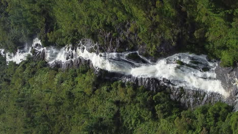 catarata colnett cerca de hienghene nueva caledonia, video aéreo vertical