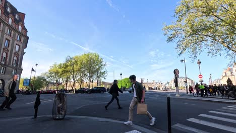 peatones cruzando una calle en parís, francia