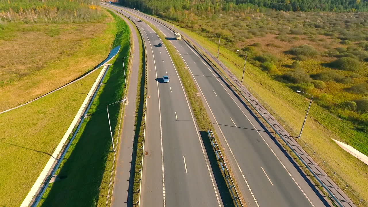 transporte en la carretera. vista aérea de la carretera. tráfico de automóviles en la carretera