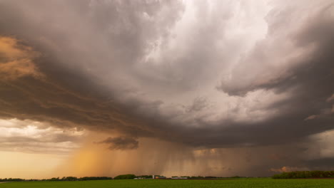 las cortinas de lluvia acompañan una tormenta de verano mientras arroja precipitación en los campos de minnesota