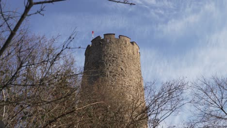 Französische-Mittelalterliche-Burgruine-In-Kaysersberg-Mit-Französischer-Flagge-An-Der-Spitze