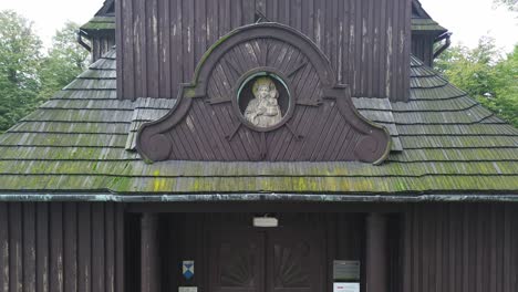 Mittelalterliche-Alte-Holzkirche-Mit-Bild-Unserer-Lieben-Frau-Luftaufnahme-Des-Booms