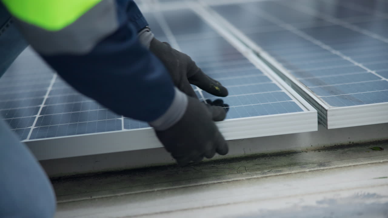 Installation af solpaneler til vedvarende energi