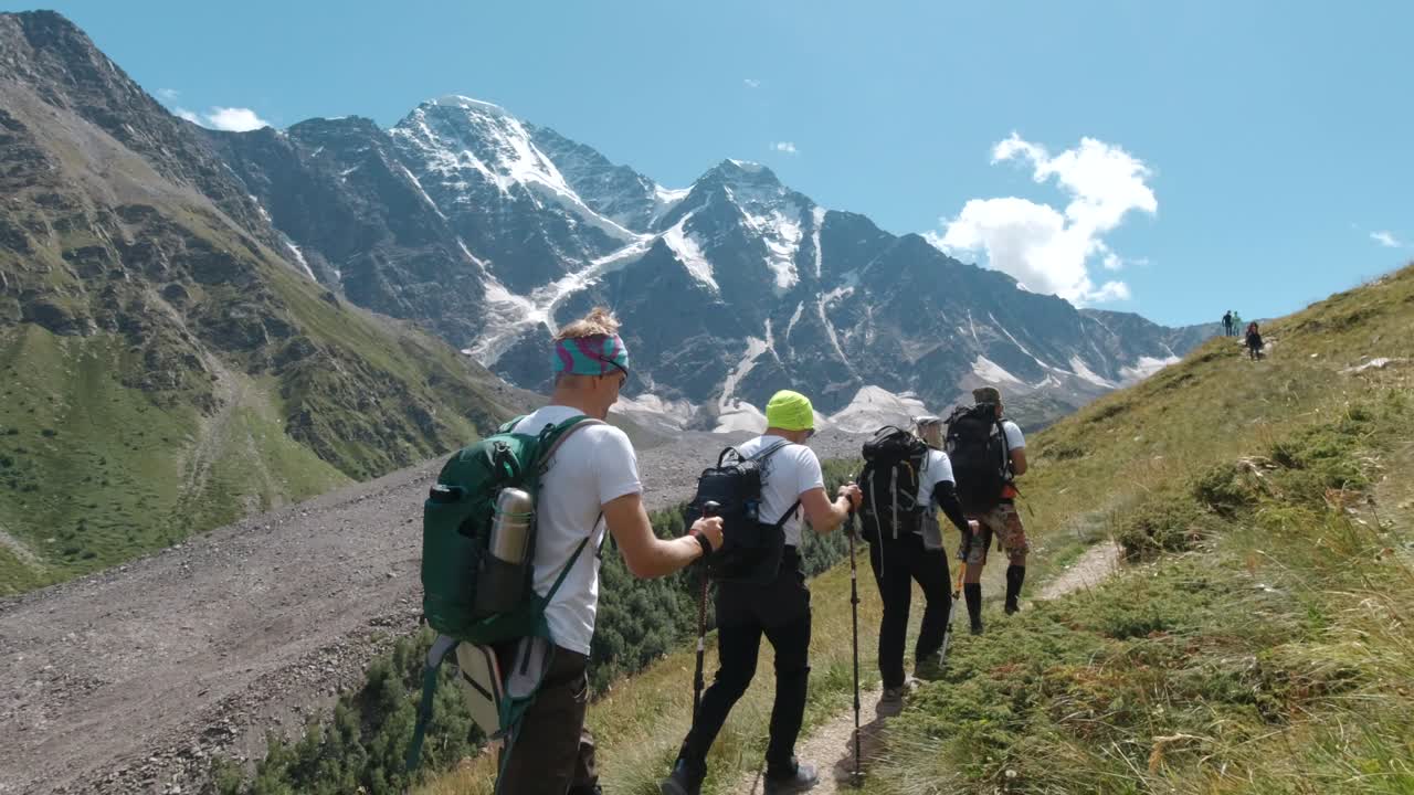 excursionistas en un sendero de montaña