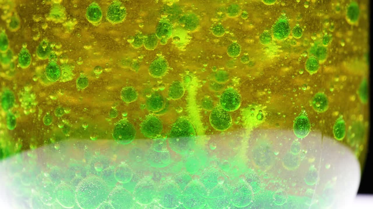 거품이있는 다채로운 액체 층의 클로즈업