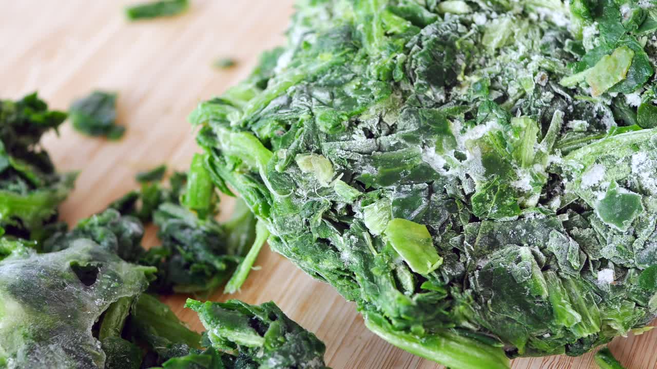 나무 절단판에 냉동 된 스파나치