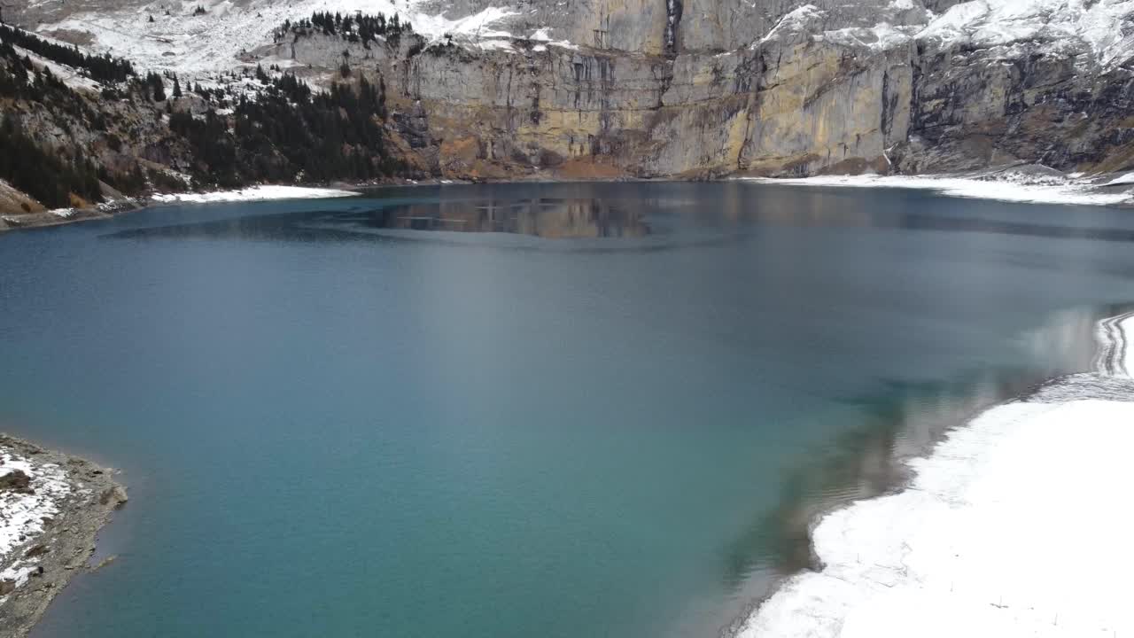 el lago eschinensee, suiza. imágenes de drones en 4k.
