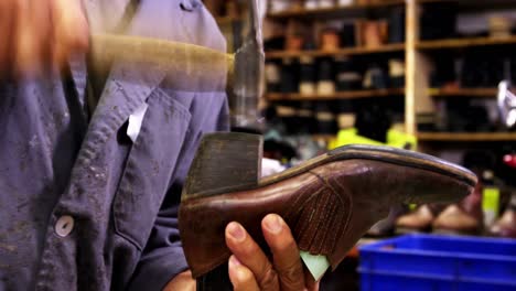 el zapatero golpeando la suela del zapato