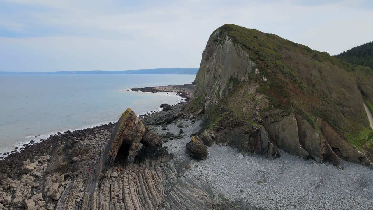 Blackchurch Rock Norddevon. Drone stiger op over strand med stor klippebue fundet ved Mouthmill