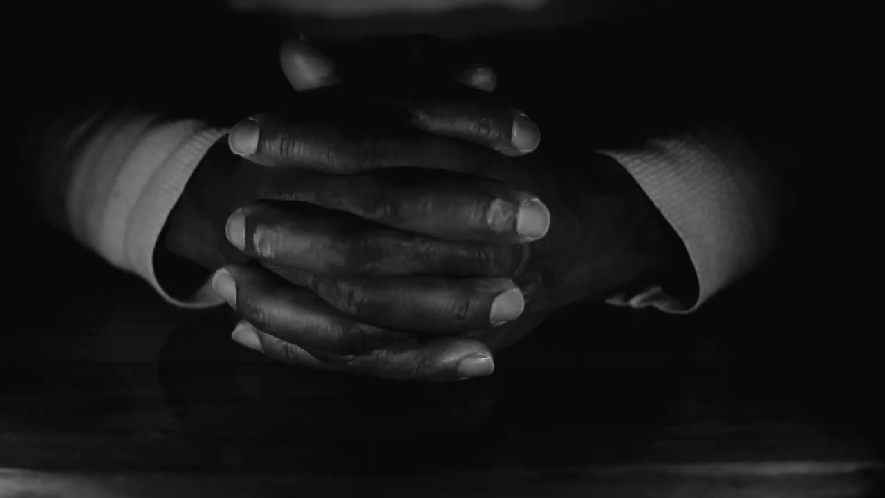 orando a dios con las manos o mesa con la gente stock video stock footage