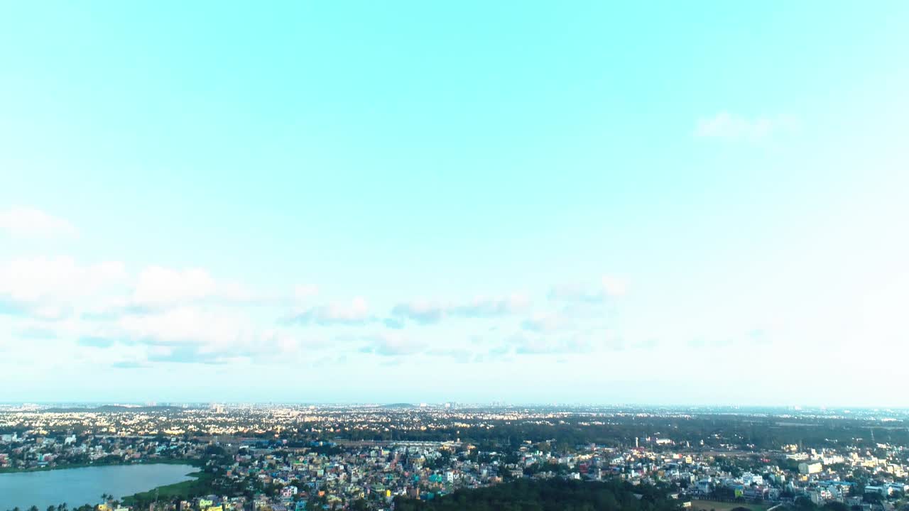 수역이 있는 집과 도로를 보여주는 드론 샷