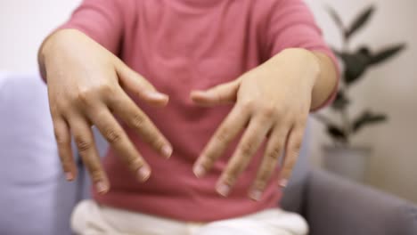 las mujeres que se estiran las manos después de un intenso día de oficina en casa protegen el síndrome de la oficina