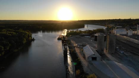 Puesta-De-Sol-Aérea-Sobre-El-Río-Cerca-Del-Parque-Industrial