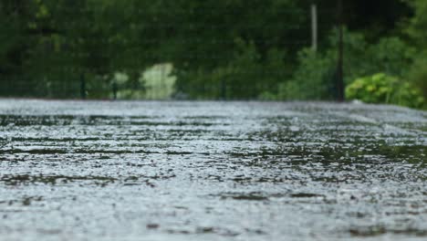 Primer-Plano-De-Las-Gotas-De-Lluvia-Que-Caen-En-El-Suelo,-Tiro-Estático-De-4k