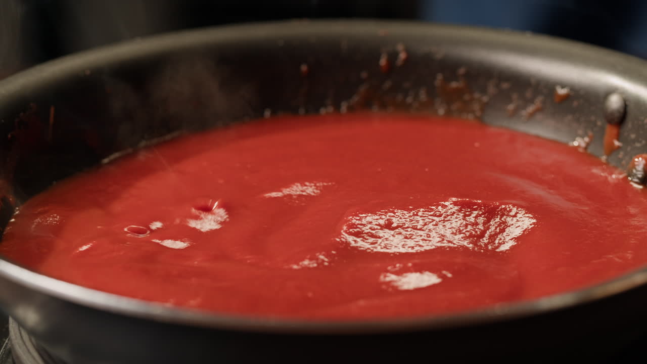 salsa de tomate cocinada en una sartén