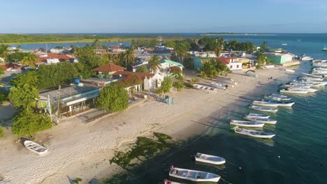 luftaufnahme priester geht zum pavillon im freien hochzeitsdeko hochzeitszeremonie strand, karibischer stil