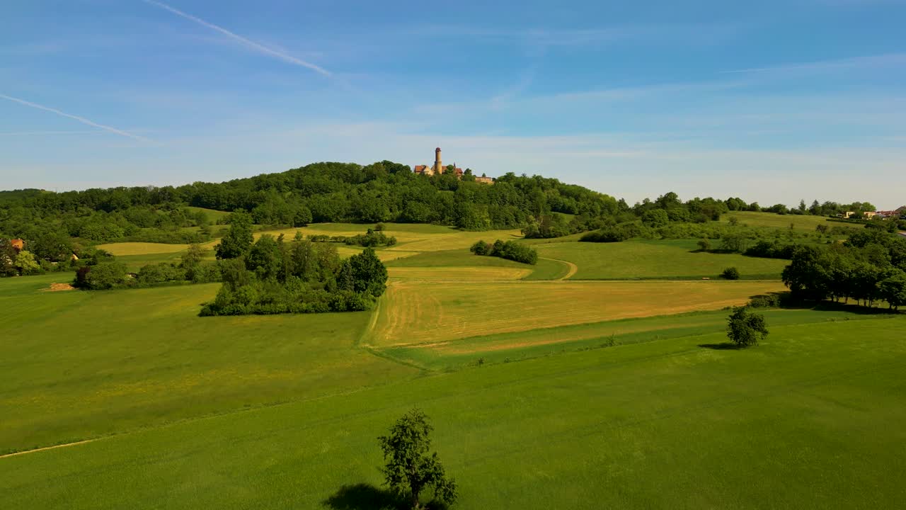 Vídeo aéreo de drone 4K da área agrícola ao redor do histórico Castelo de Bamberg nos arredores de Bamberg, Alemanha, em um lindo dia de primavera