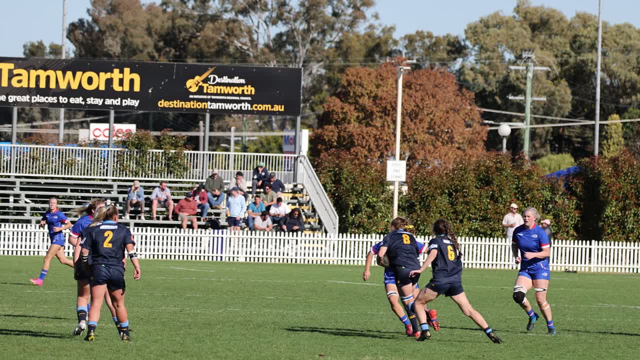 경기장 설정에서 역동적인 럭비 게임 액션