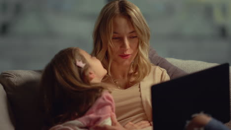 madre y hija felices pasando tiempo juntos
