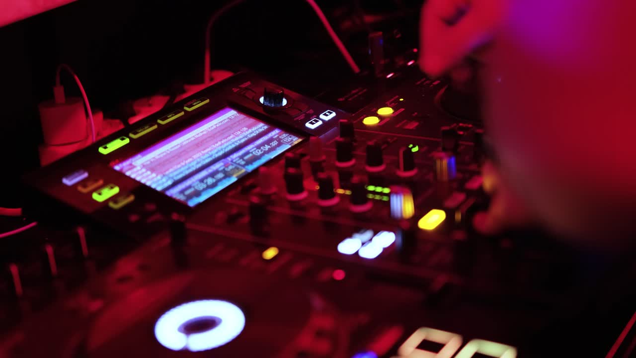 club nocturno, concepto de vida nocturna, manos de dj mezclando el control remoto de dj.