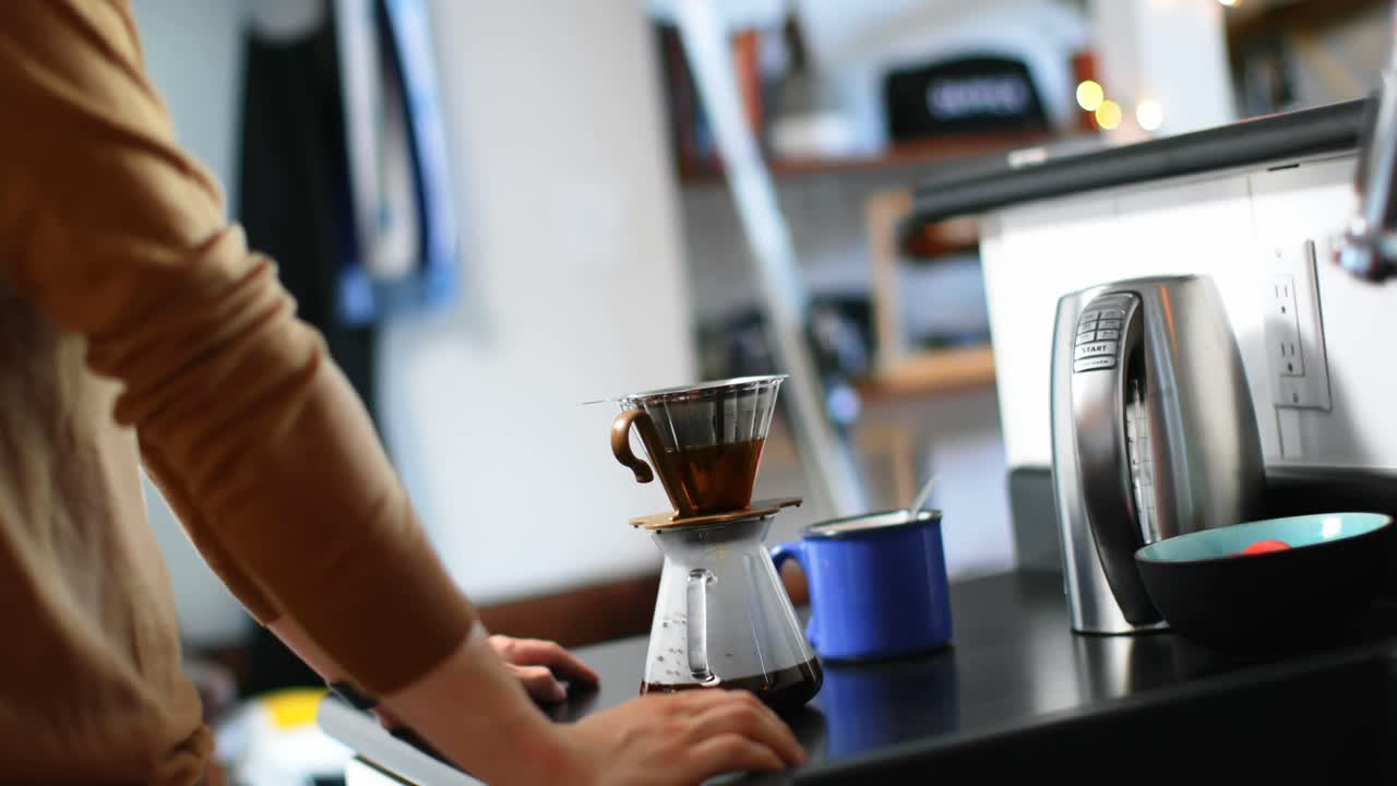 hombre vertiendo bebida de una tetera y vertiendo en un embudo 4k