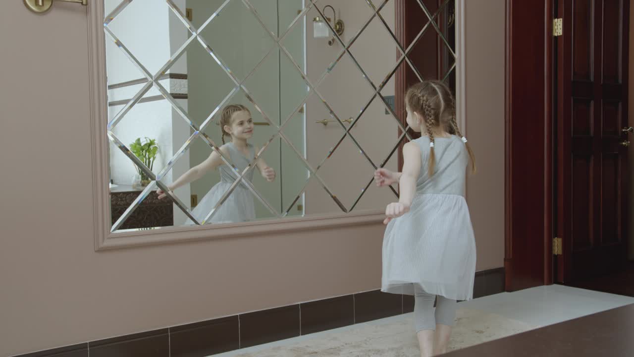 Filmato in loop di bambina piccola sorridente che balla