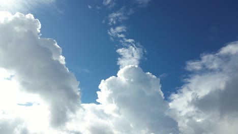 Schwenken-Sie-über-Den-Schönen-Bewölkten-Himmel-Und-Schauen-Sie-Nach-Oben