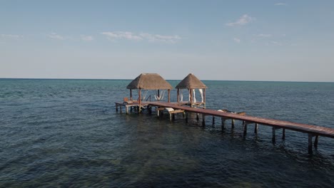 Muelle-En-La-Costa-Que-Sirve-Para-Relajarse-Sobre-La-Superficie-Del-Agua-Tranquila.