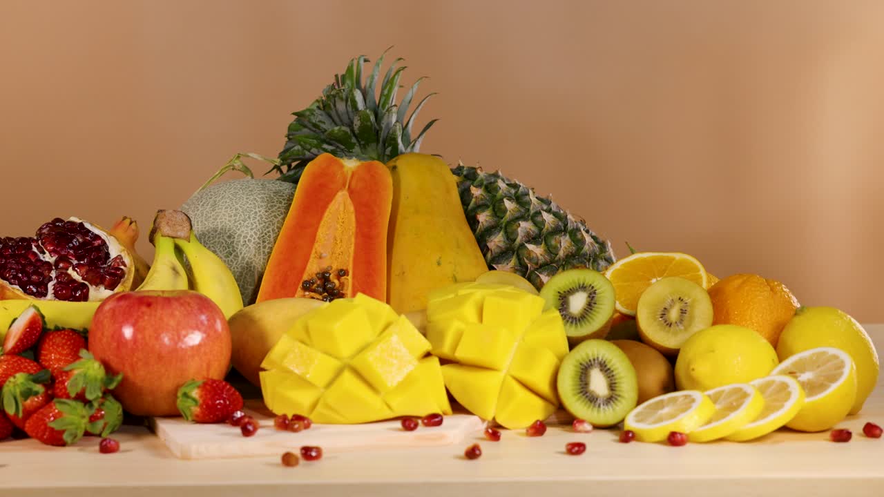 Un vivace assortimento di vari frutti freschi