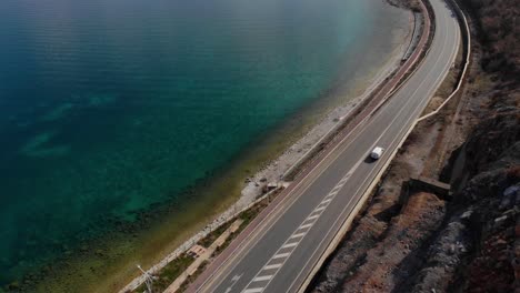 Camino-Junto-A-La-Hermosa-Orilla-Del-Lago-Con-Aguas-Cristalinas-Tranquilas,-Concepto-De-Viaje